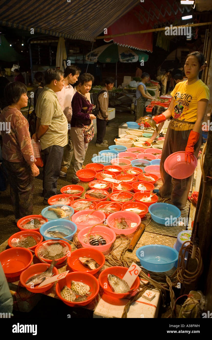Pescaderos comerciando en la calle Nelson en Mongkok, Hong Kong. Foto de stock
