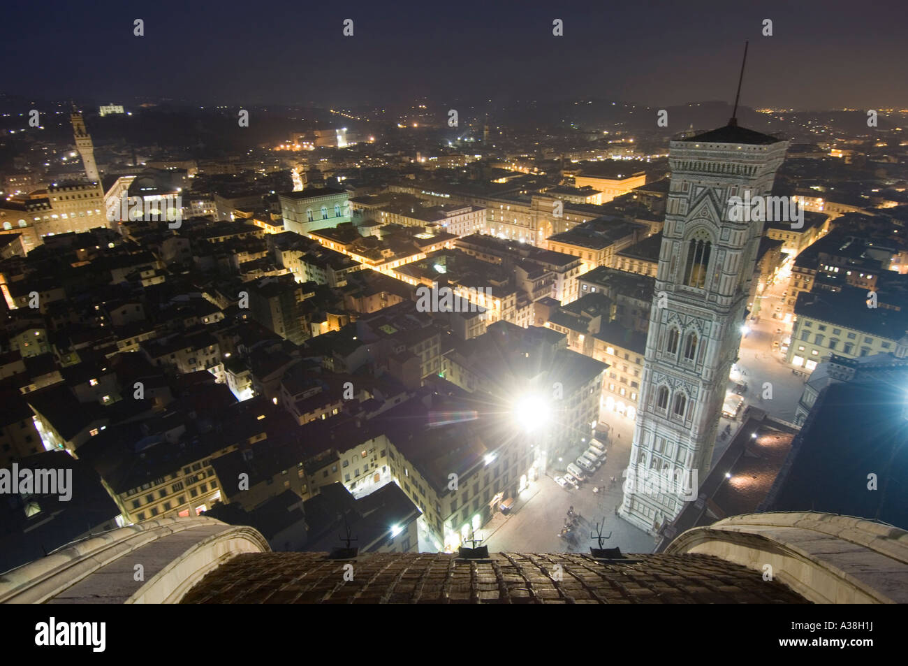 Un ángulo de visión amplio de Florencia por la noche desde la plataforma de observación pública del Duomo mostrando el campanario de Giotto, a la derecha. Foto de stock