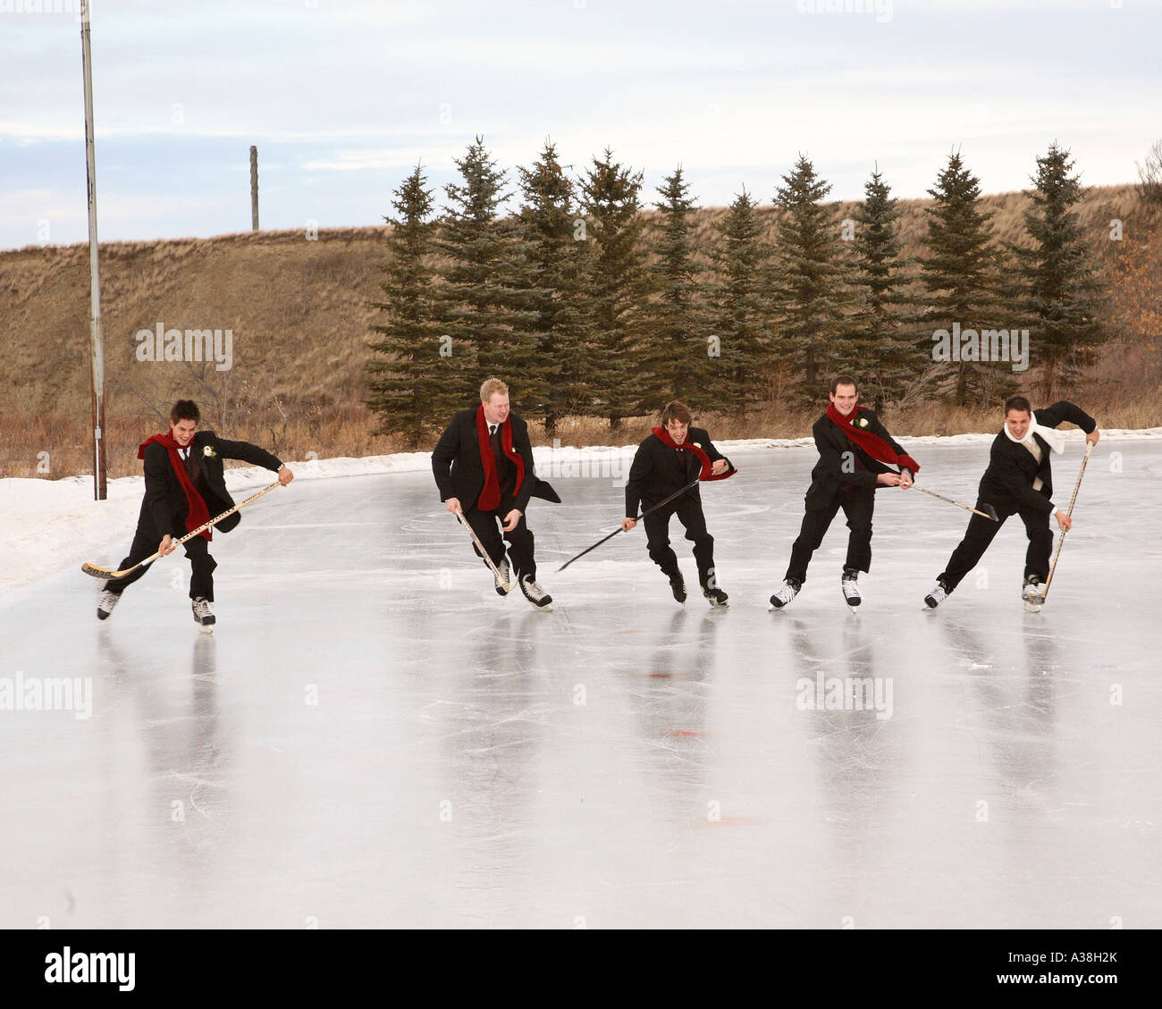 Cinco de los hombres bien vestidos patinaje con palos de hockey Fotografía  de stock - Alamy