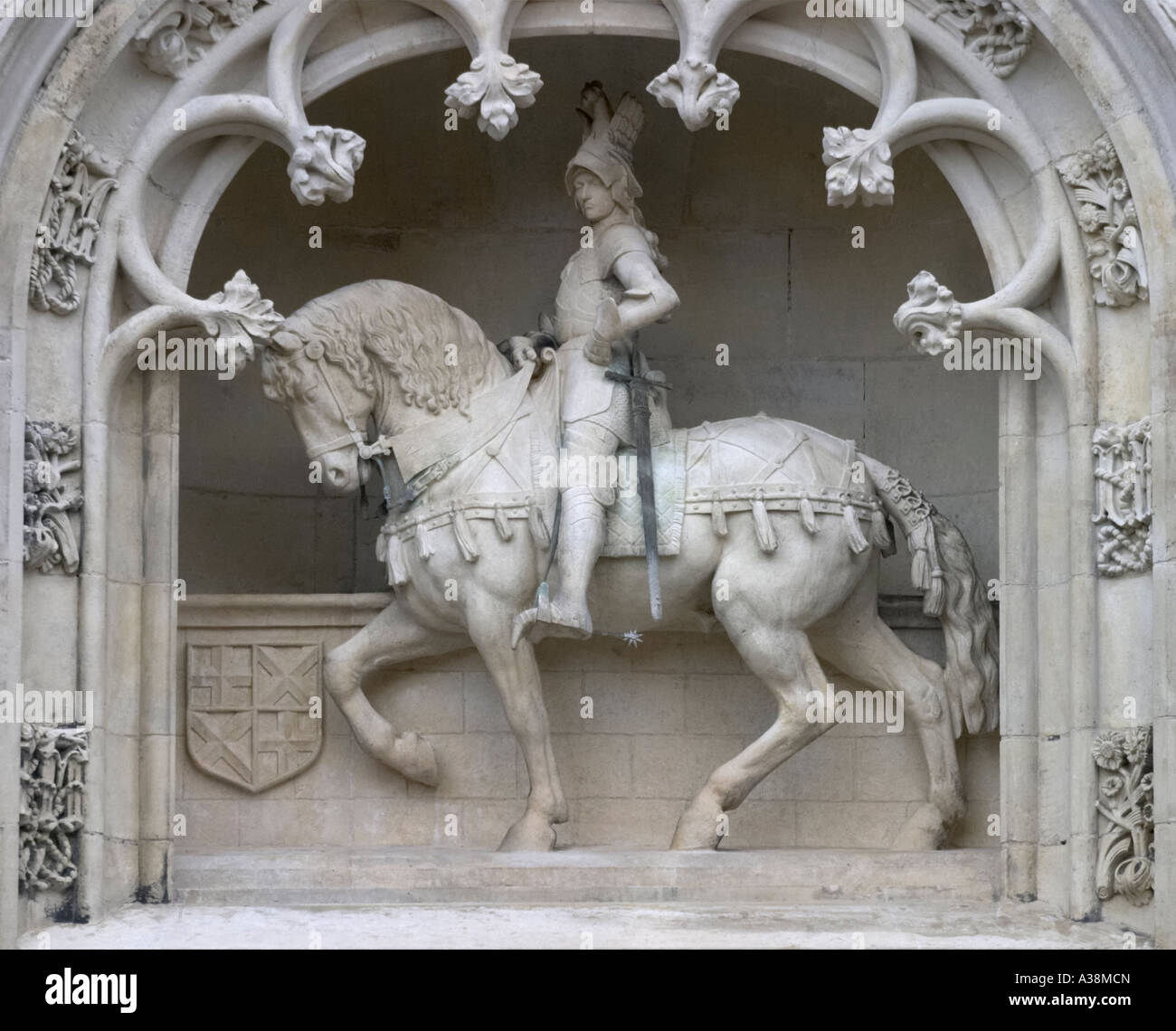Estatua del siglo XV de Lodewijk van Gruuthuse, casa y museo Gruuthuse en Brujas Bélgica Foto de stock