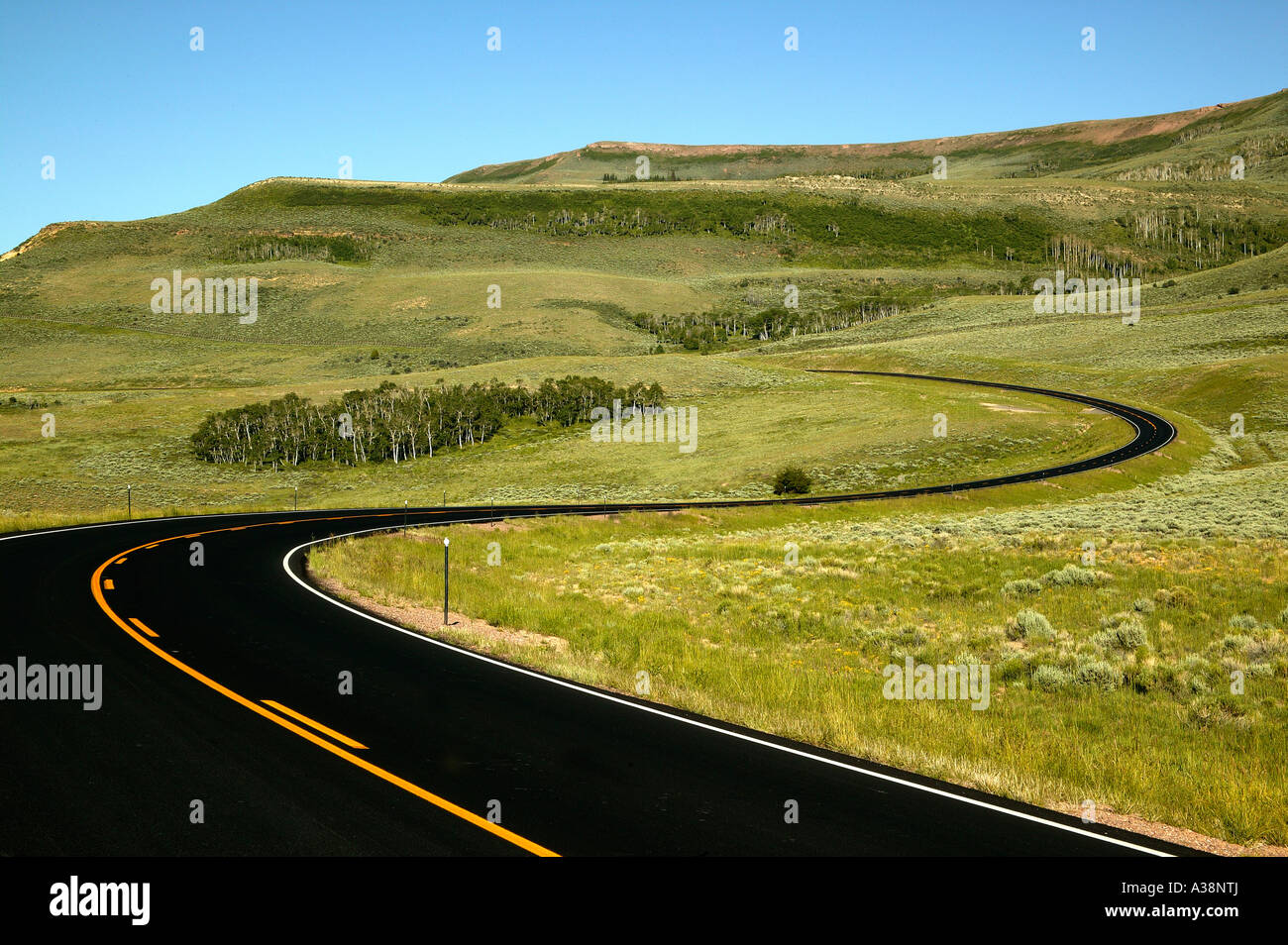 La autopista curvas con centro naranja striping, Utah Foto de stock