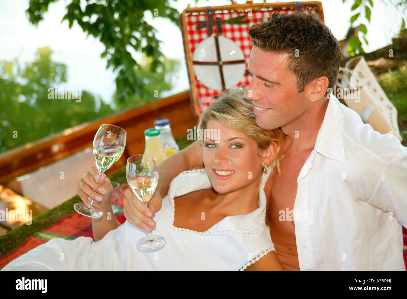 Verliebtes Paar bei einem Picknick am See, amoroso par hacer un picnic en el lago Foto de stock