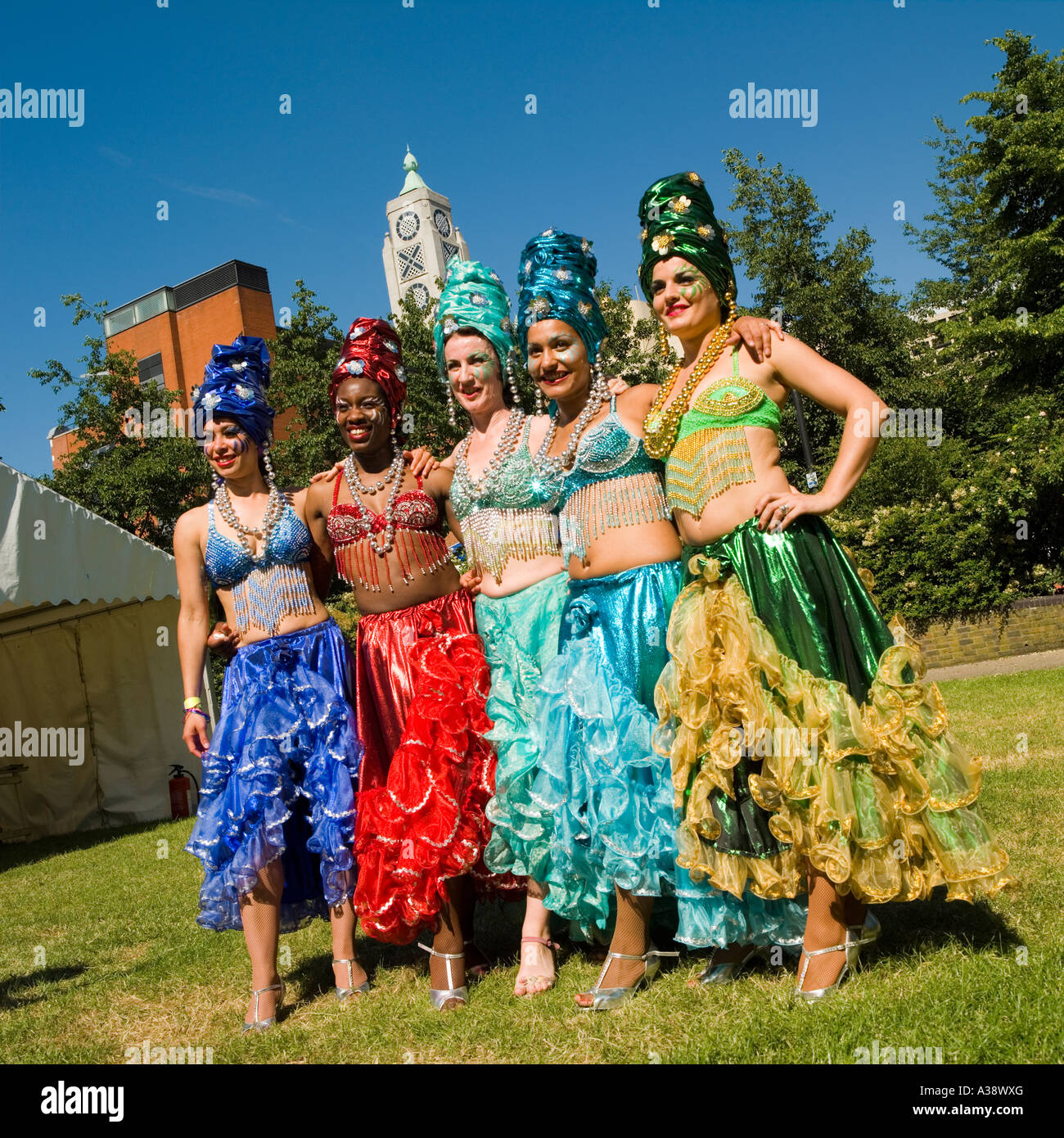 Cinco mujeres vestidas en exoticline hasta ropa brillante para un carnaval  callejero de South Bank de Londres Torre OXO Fotografía de stock - Alamy