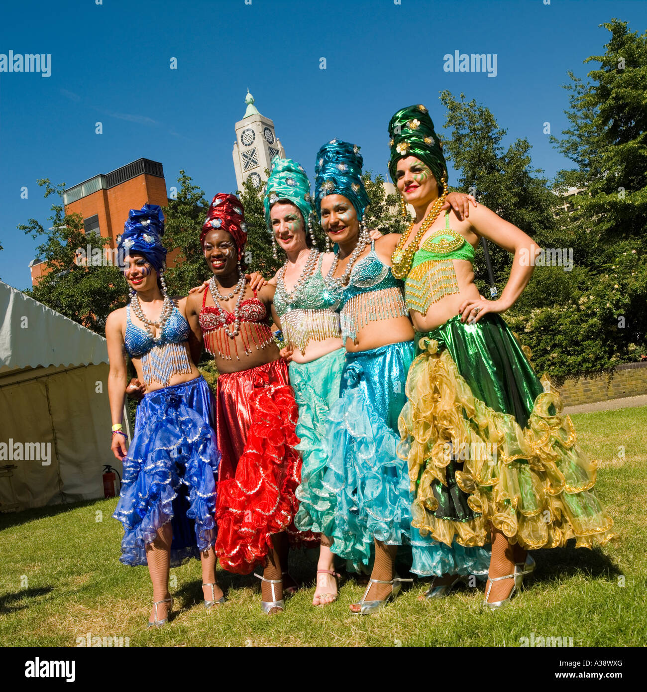 Cinco mujeres vestidas en exoticline hasta ropa brillante para un