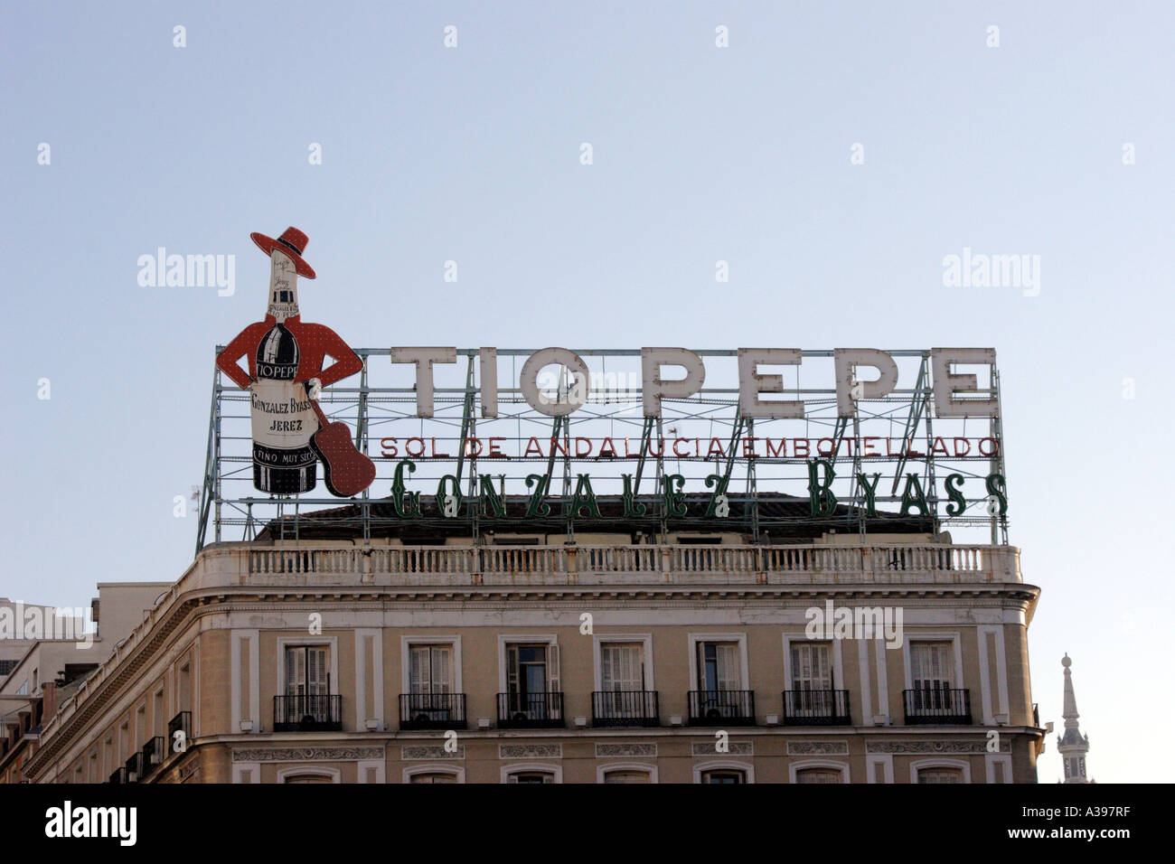 Tio Pepe es sinónimo de Puerta del Sol Fotografía de stock - Alamy