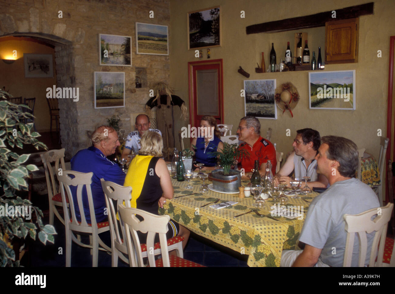 La gente, los turistas, ciclistas, comer el almuerzo, el restaurante Le Crillon, francés de alimentos y bebidas, restaurante francés, la aldea de murs, Murs, Provenza, Francia Foto de stock