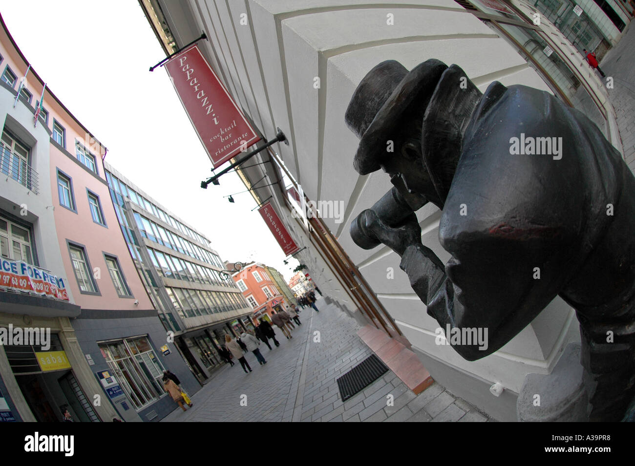 Una estatua de un paparazzi en el centro de la ciudad de Bratislava, Eslovaquia Foto de stock