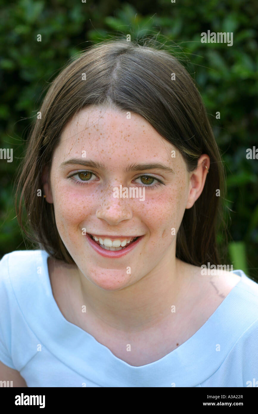 Outdoor retrato de joven adolescente 10 -13 Foto de stock