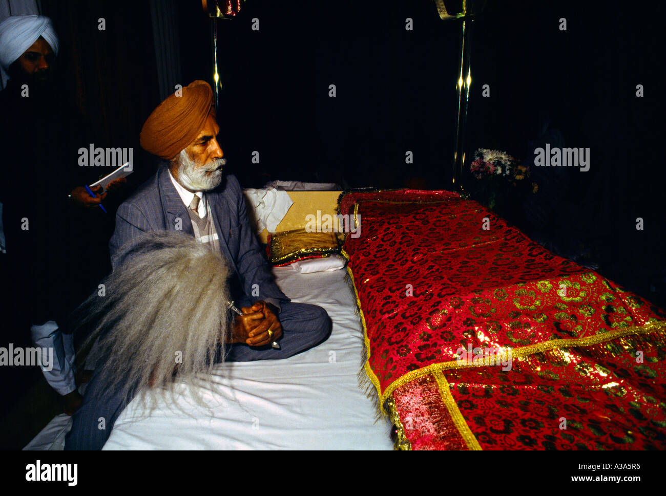 Southall Middlesex Hombre con Guru Granth Sahib & Romalla Tela Fotografía  de stock - Alamy