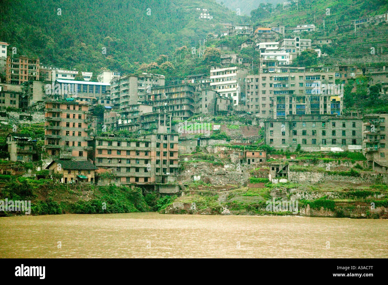Viejas casas apartamento en el banco del río de Yangtze proyecto de expansión, presa de las Tres Gargantas del río Yangtze, China Foto de stock