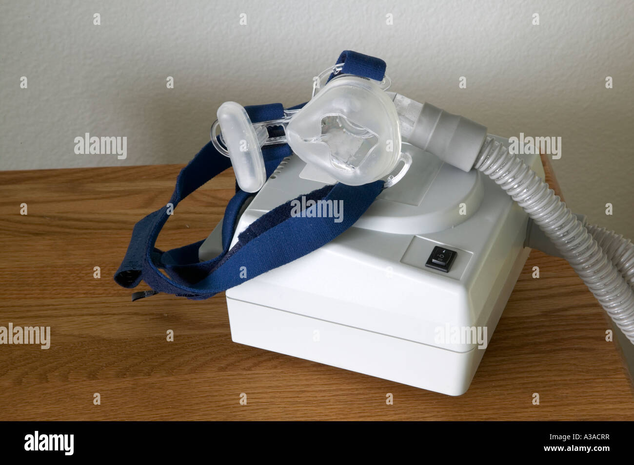 Máscara con dispositivo de respiración asistida para el tratamiento de la apnea del sueño Foto de stock