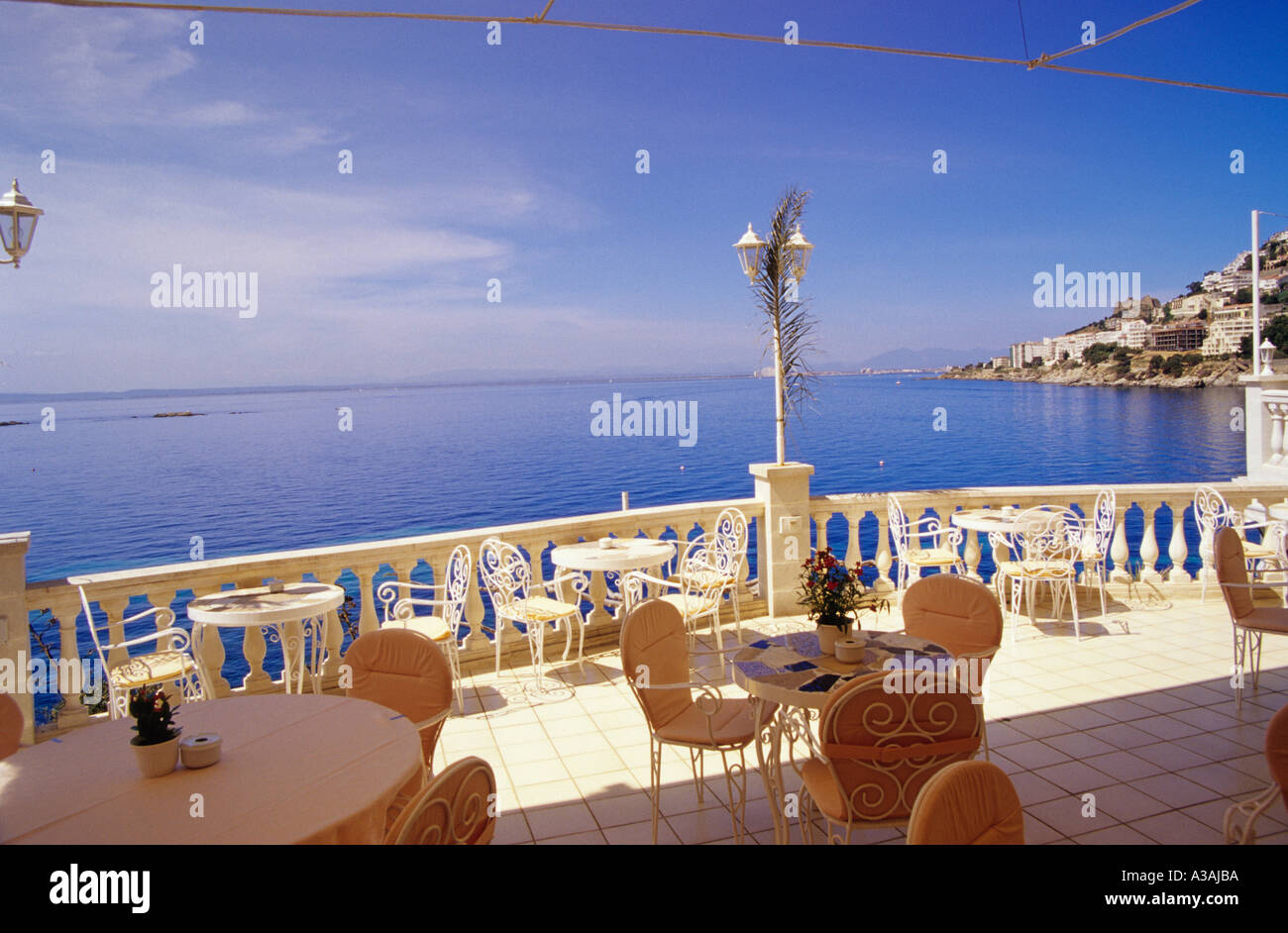 Romántico hotel vistabella, terraza, vista sobre la bahía de Rosas,  canyelles petites, Costa Brava, Cataluña, España Fotografía de stock - Alamy