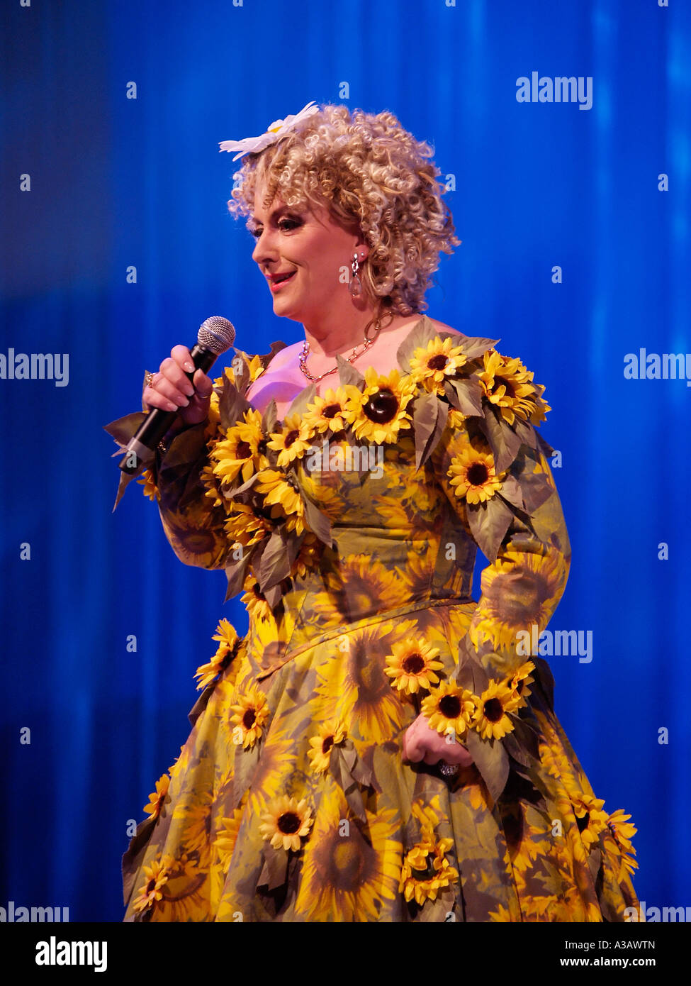 Diva cantante ejecutante holandesa Karin Bloemen en vivo en el escenario vistiendo una de sus marcas vestidos de flores de Aalsmeer Países Bajos Foto de stock