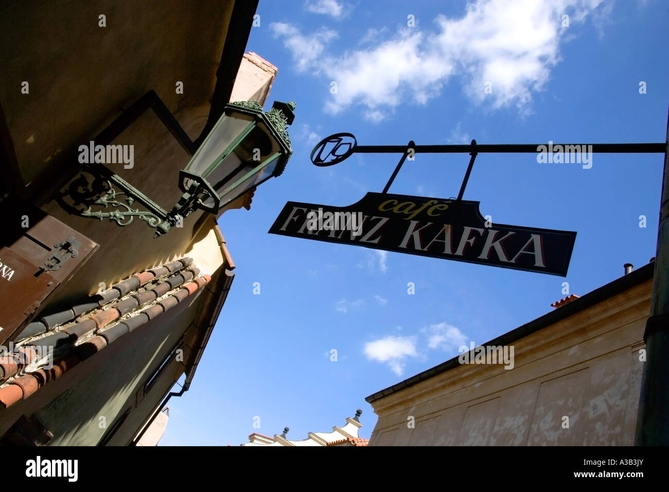 República Checa República Checa Bohemia Praga Castillo Hradcany cartel para colgar para el Franz Kafka Cafe en Golden Lane Foto de stock