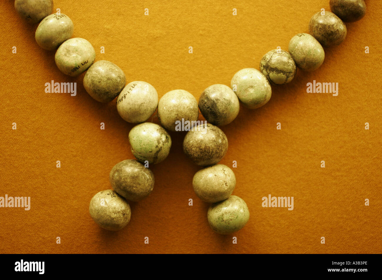Mayan jade necklace fotografías e imágenes de alta resolución - Alamy