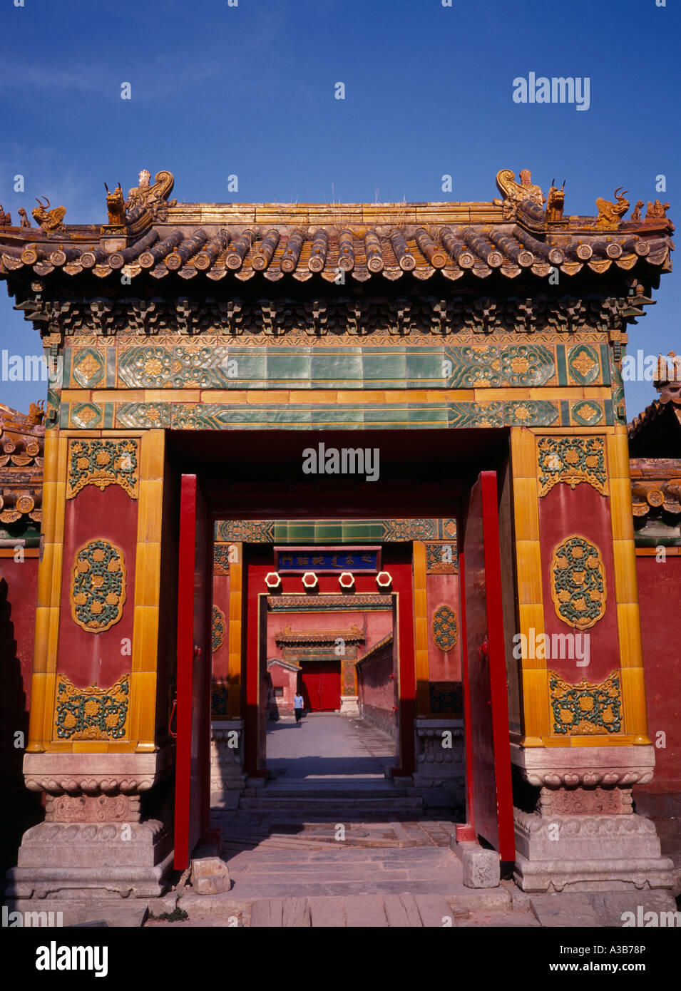 Asia China Beijing Ciudad Prohibida mirando a través altamente decorado  secuencia de arco portadas de coloridos azulejos Fotografía de stock - Alamy