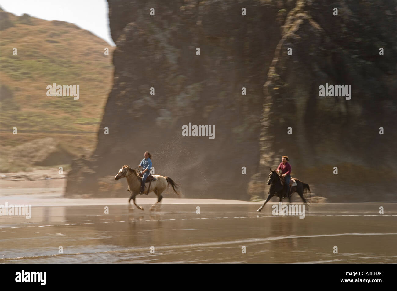 Paseos a caballo en la playa en la zona de Arroyo Myers Pistol River State Park Samuel H Boardman Estado Corredor escénico Oregon Coast Foto de stock