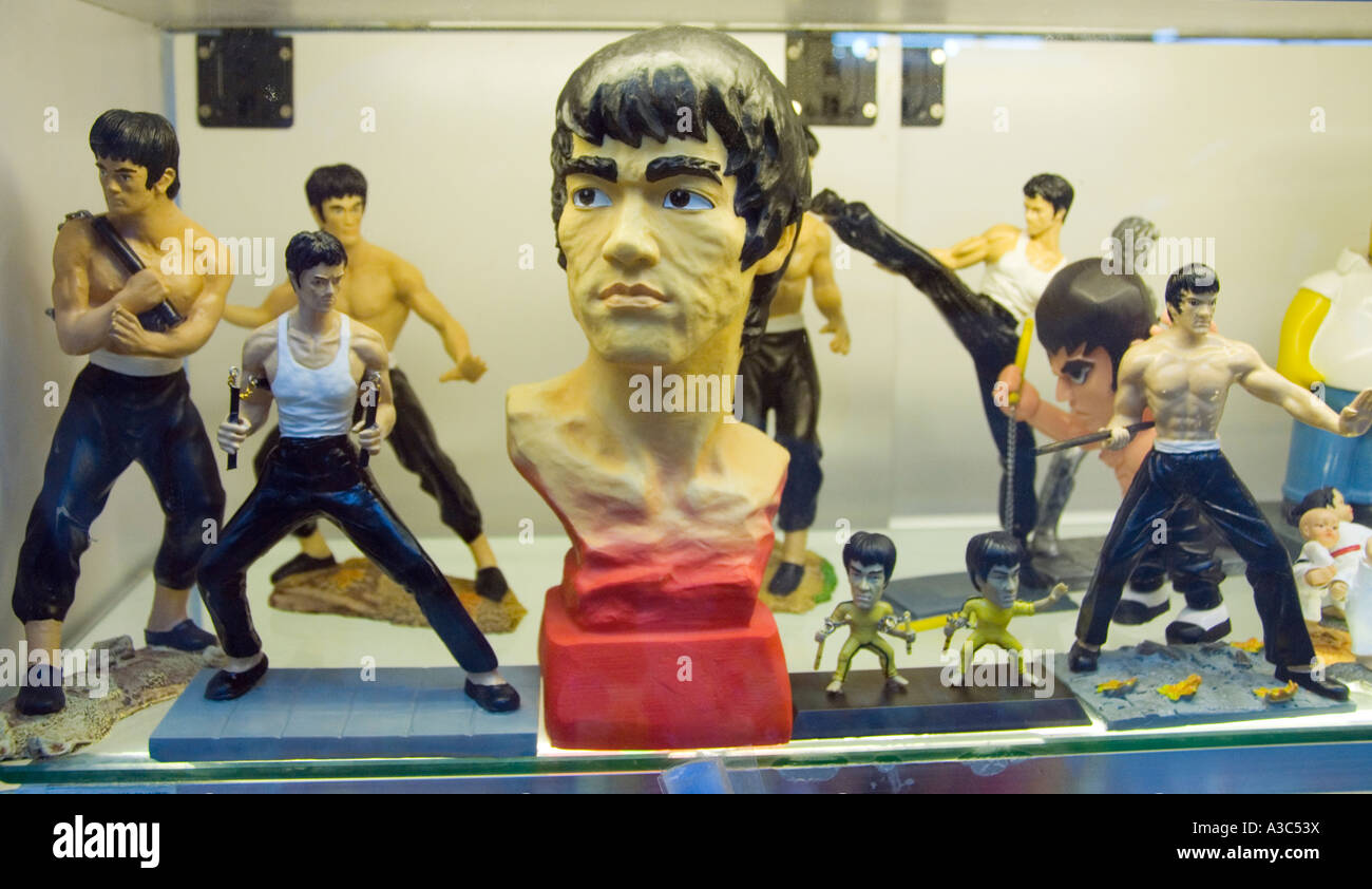 Mostrar ventana de la tienda de recuerdos y modelos de Bruce Lee en Hong Kong Foto de stock