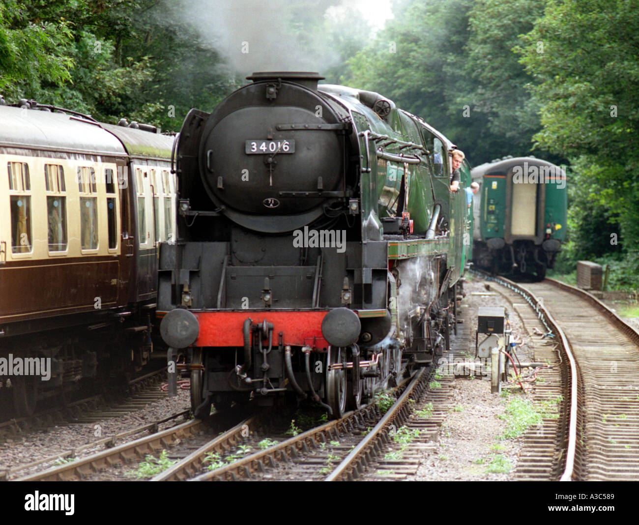 Locomotora de vapor del Reino Unido tirando hacia la estación Foto de stock