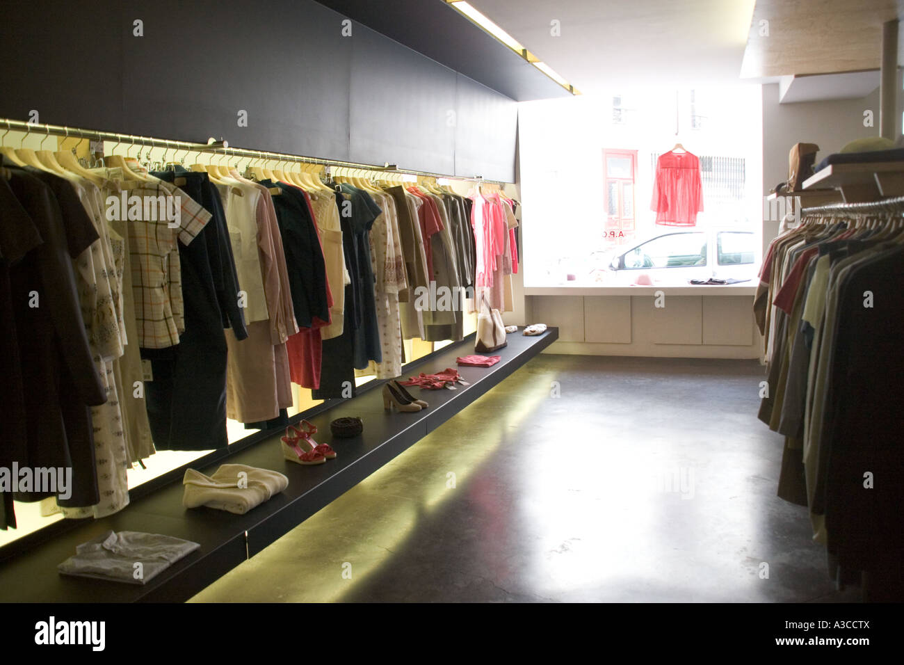 Ropa para la venta en la tienda A.P.C en la rue Vieille du Temple en el  Marais en París Francia Fotografía de stock - Alamy