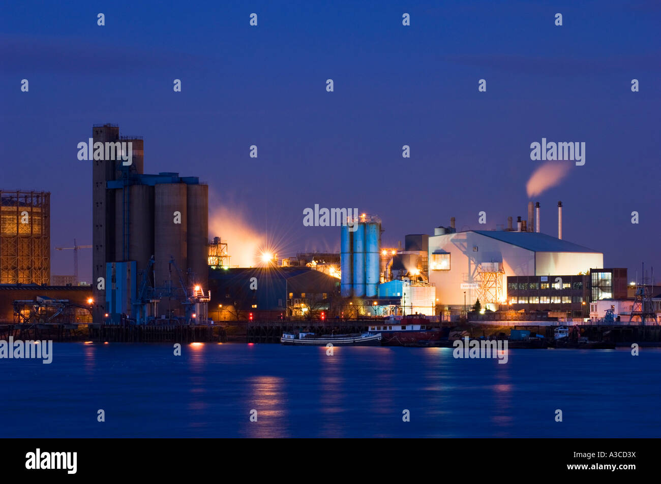 Tate y Lyle fábrica de azúcar; Greenwich; noche;Londres; Inglaterra; uk; Foto de stock