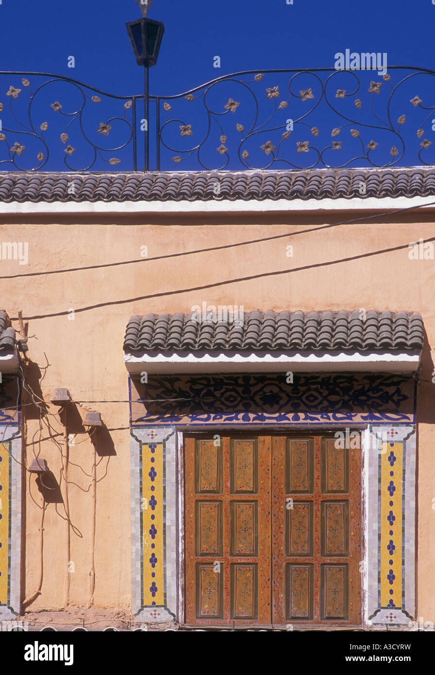 Puertas pintadas tradicionales baldosas geométricas y hierro forjado en Marrakech Marruecos Foto de stock