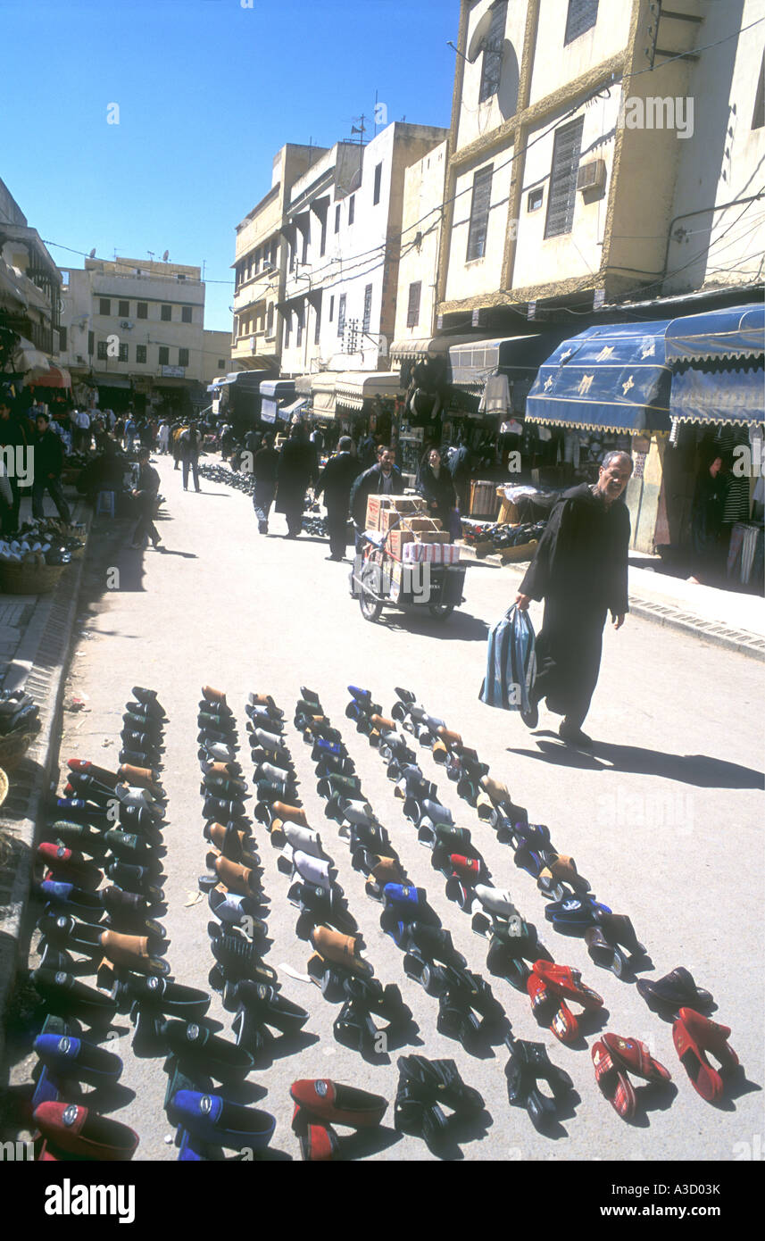 Los zapatos para la venta en una ajetreada calle de Fez Marruecos Foto de stock