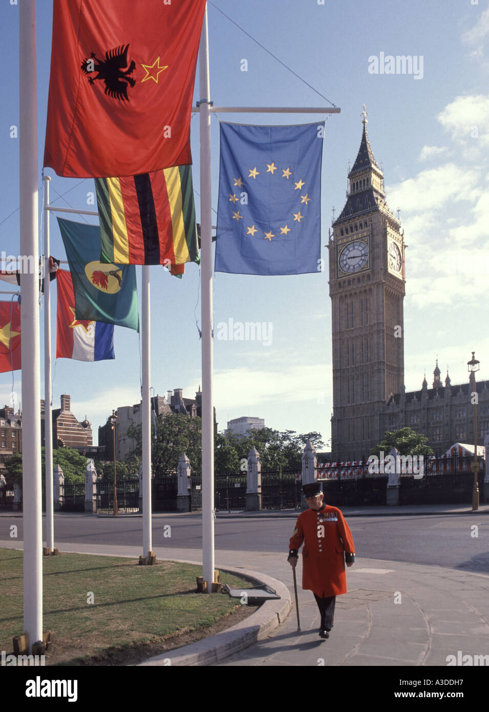 La Plaza del Parlamento de Londres el Big Ben y el Chelsea pensionista con banderas en lugar de una ocasión ceremonial Foto de stock