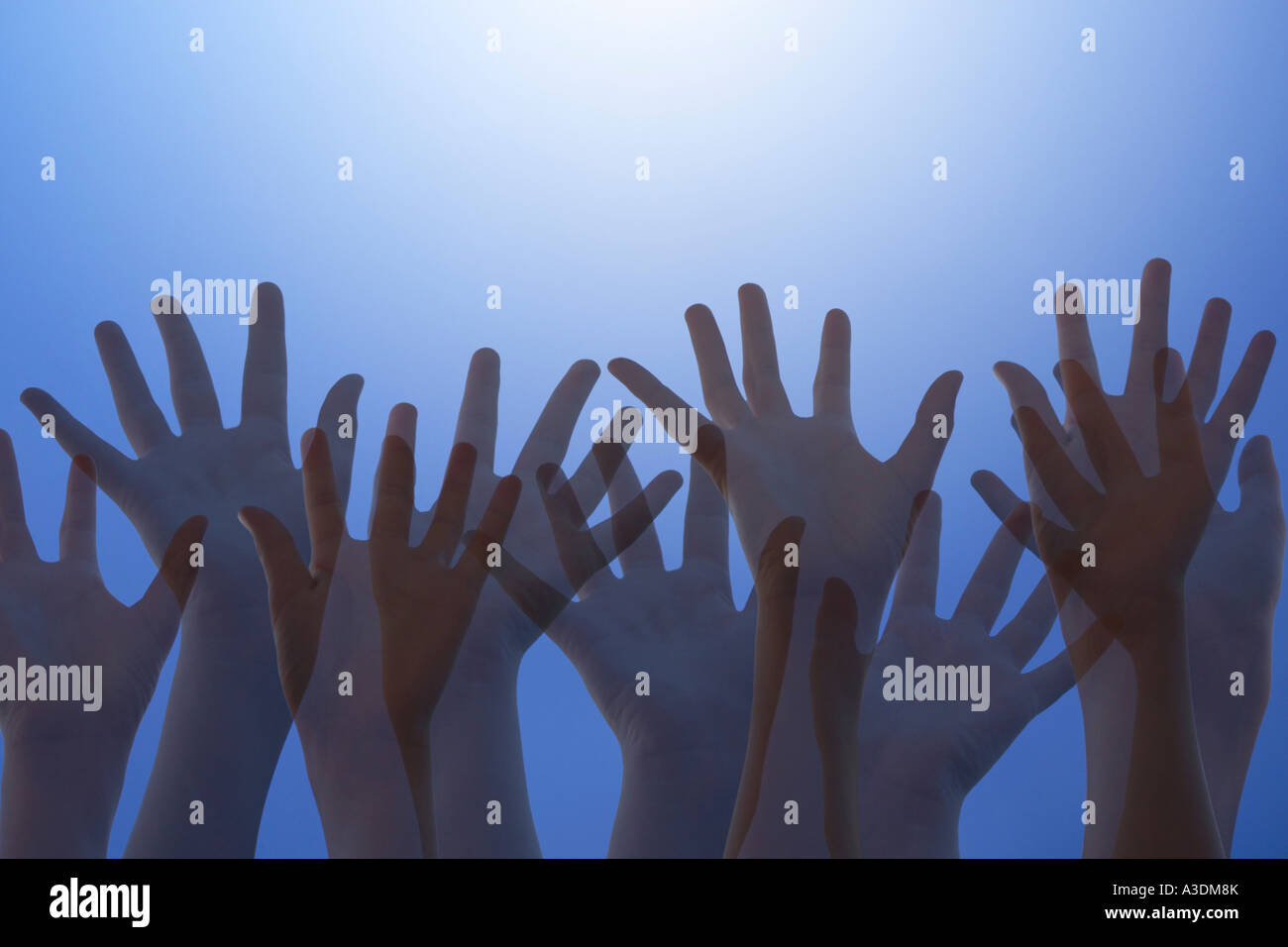 Manos Levantadas En Adoración Fotos e Imágenes de stock Alamy