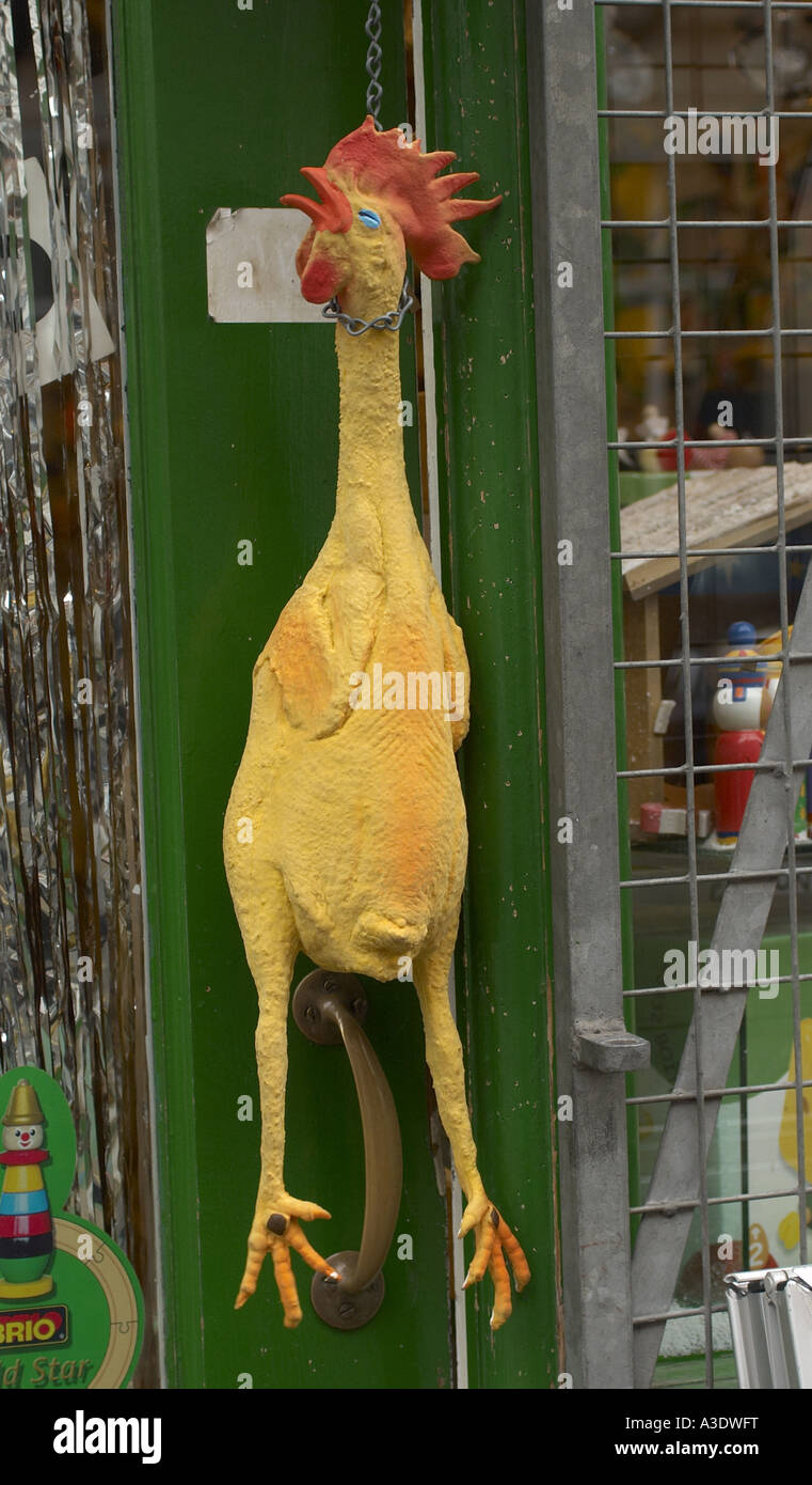 Pollo colgando fuera de juguete de plástico y novedades tienda Fotografía  de stock - Alamy