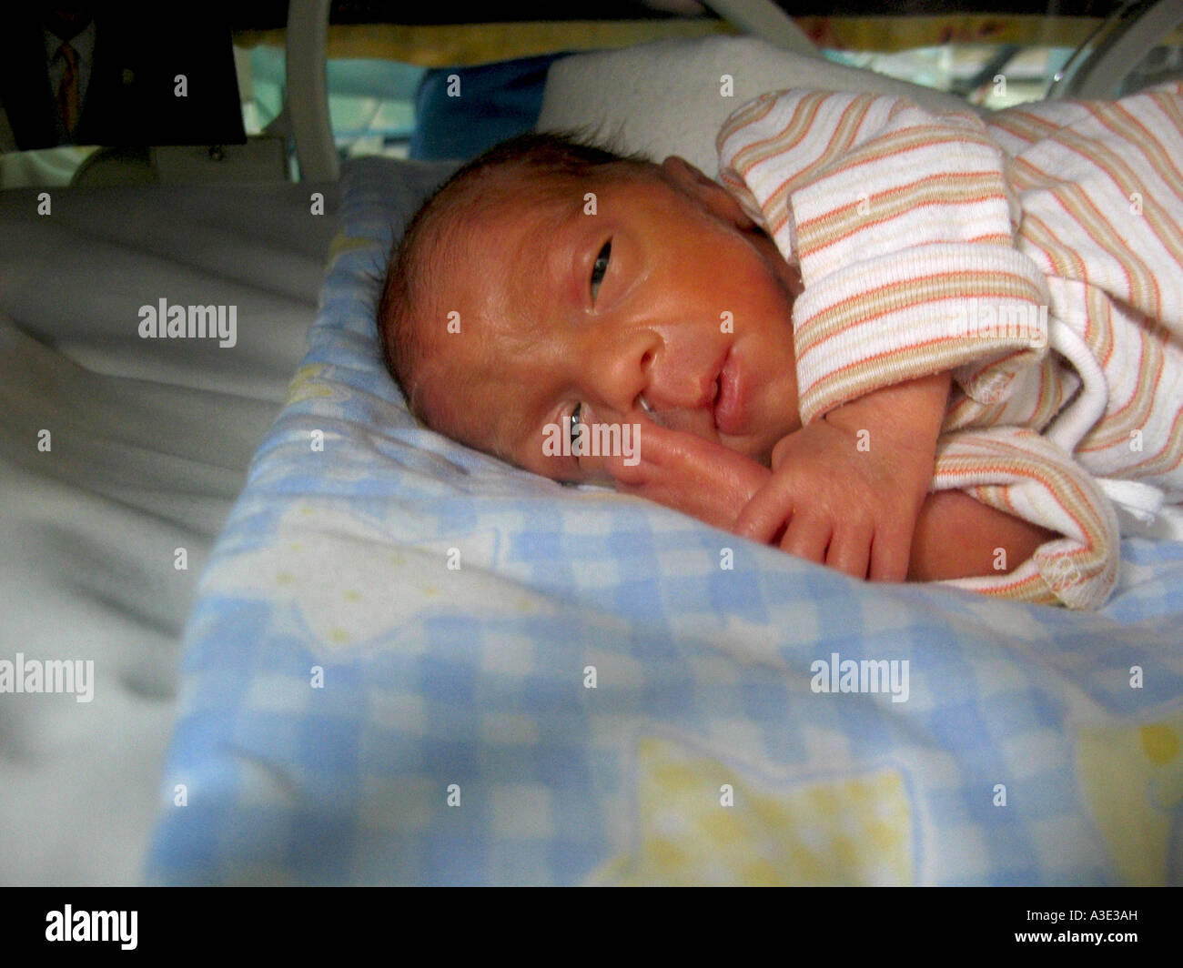 1 Semana De Edad Bebe Prematuro Nino Nacido A Las 28 Semanas De Gestacion En La Incubadora Fotografia De Stock Alamy