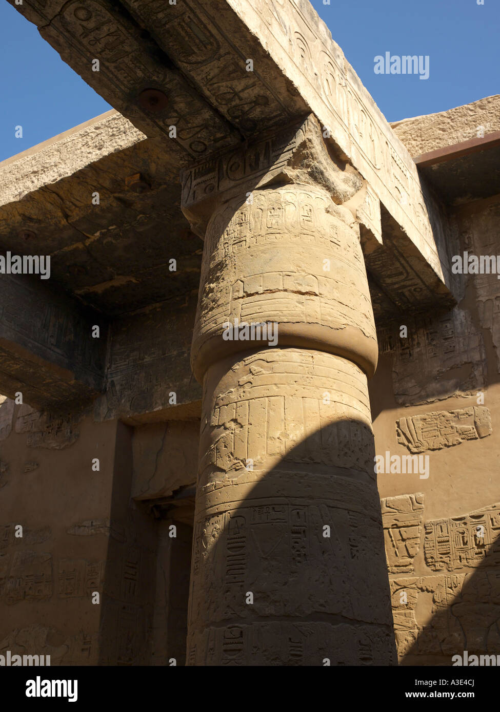 Detalle del Templo de Karnak sala hipóstila salen Foto de stock