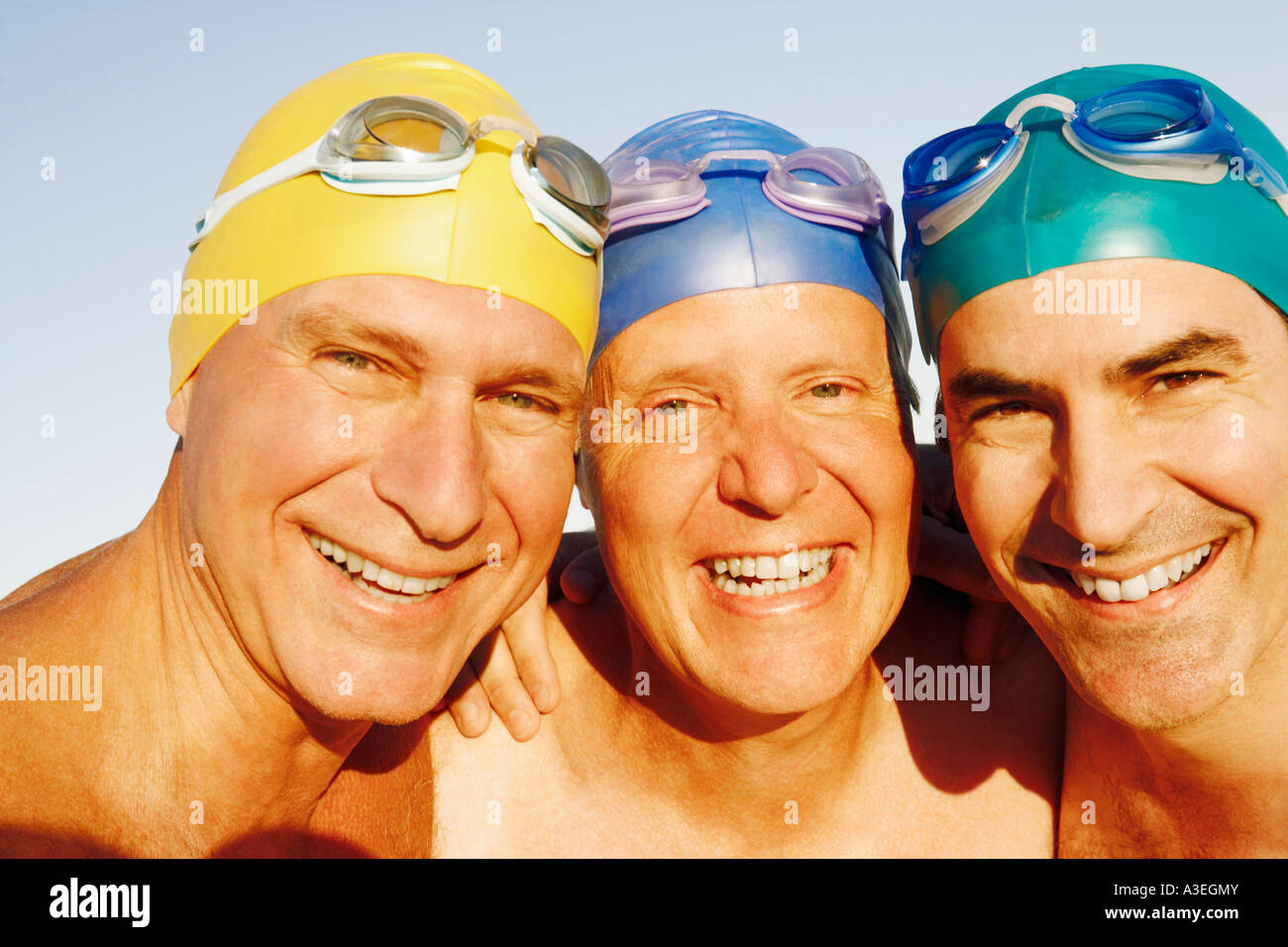 Retrato de tres hombres maduros sonriendo Foto de stock