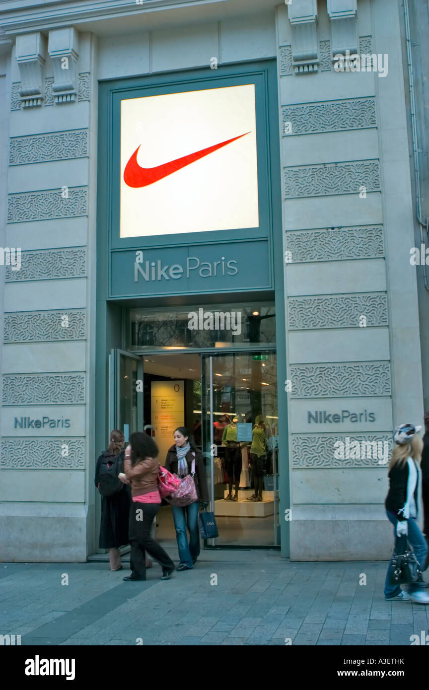 París Francia, tiendas 'Paris' Nike tienda de ropa frente a la avenida Champs Elysees, entrada puerta de signo del logotipo corporativo Fotografía stock - Alamy