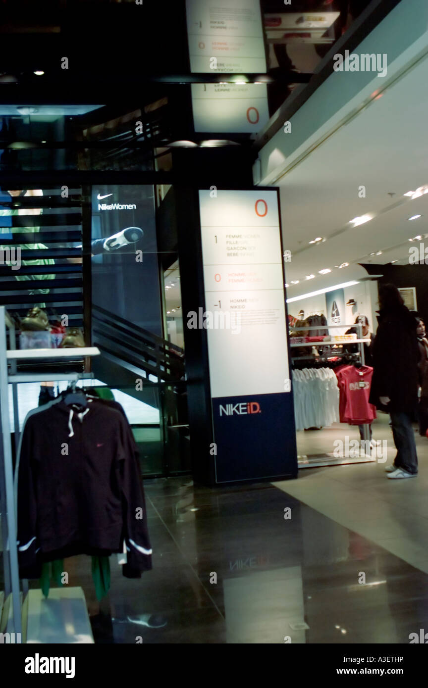 Paris Francia, Tienda de ropa Nike Paris dentro de la tienda de ropa deportiva Boutique, diseño interior de al por contemporáneo Fotografía de stock - Alamy