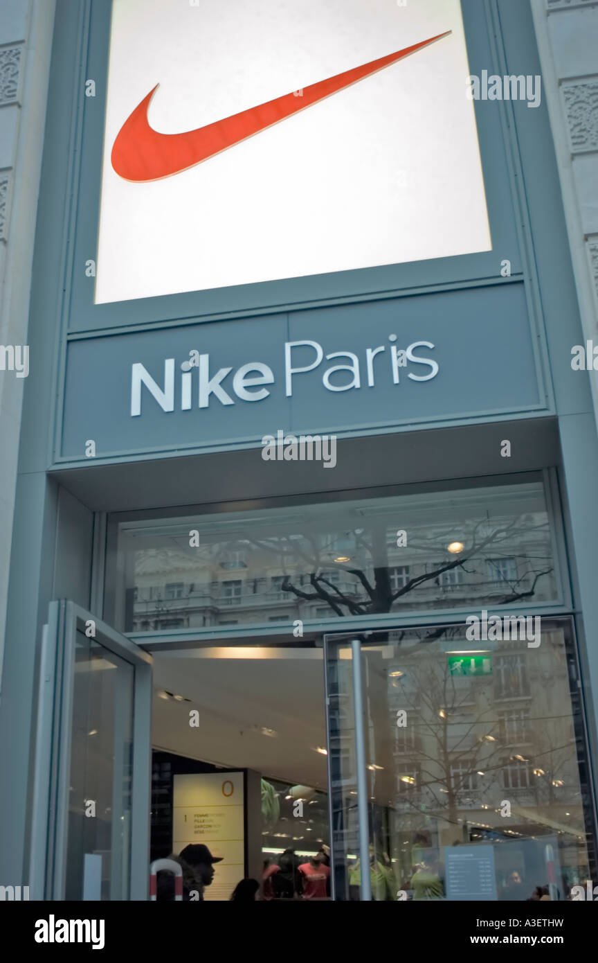 París Francia, tiendas Nike en París, tienda de ropa, detalle delantero ,  Logo corporativo señal en la entrada de la puerta abierta Fotografía de  stock - Alamy