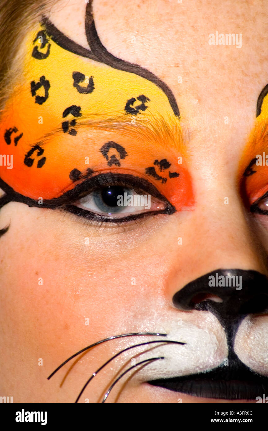 Adolescentes modelo femenino con elaborados máscara de maquillaje de tigre  sobre fondo negro modelo liberado studio shot Fotografía de stock - Alamy