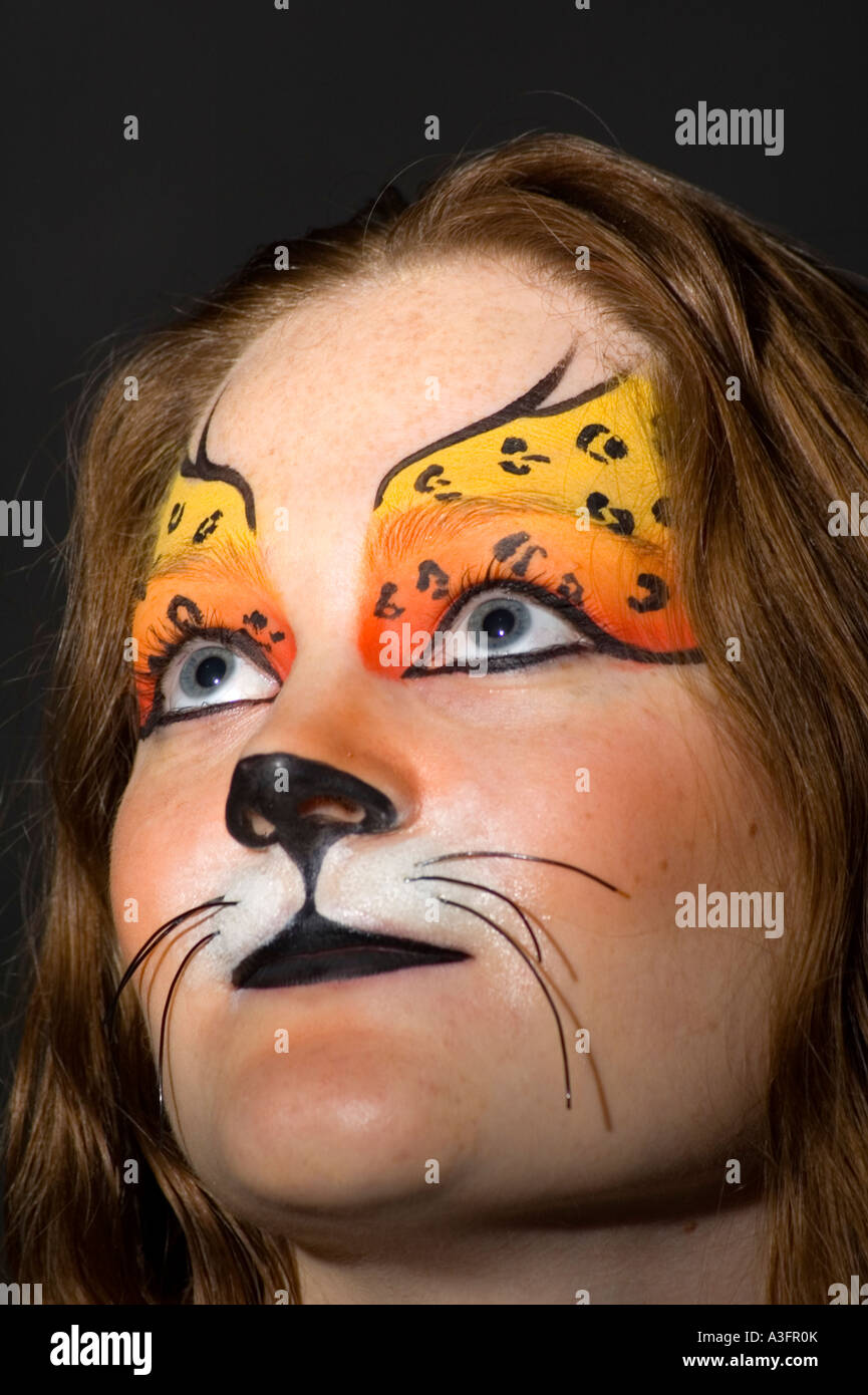 Adolescentes modelo femenino con elaborados máscara de maquillaje de tigre  sobre fondo negro modelo liberado studio shot Fotografía de stock - Alamy