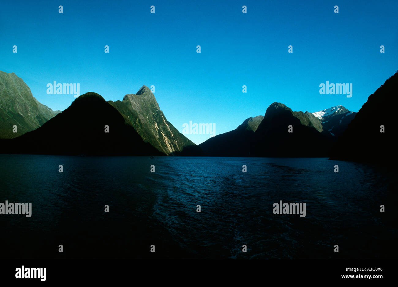 Tranquilo Milford Sound con Mitre Peak en la distancia, Isla del Sur, Nueva Zelanda Foto de stock