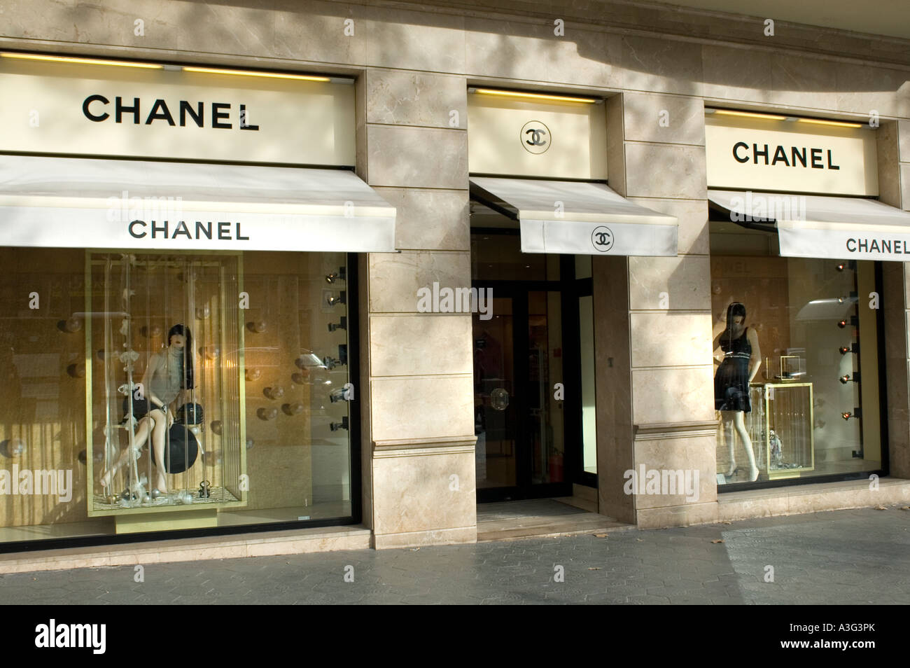 El Passeig de Gracia, Coco Chanel Chanel moda moda de lujo Barcelona España  Fotografía de stock - Alamy