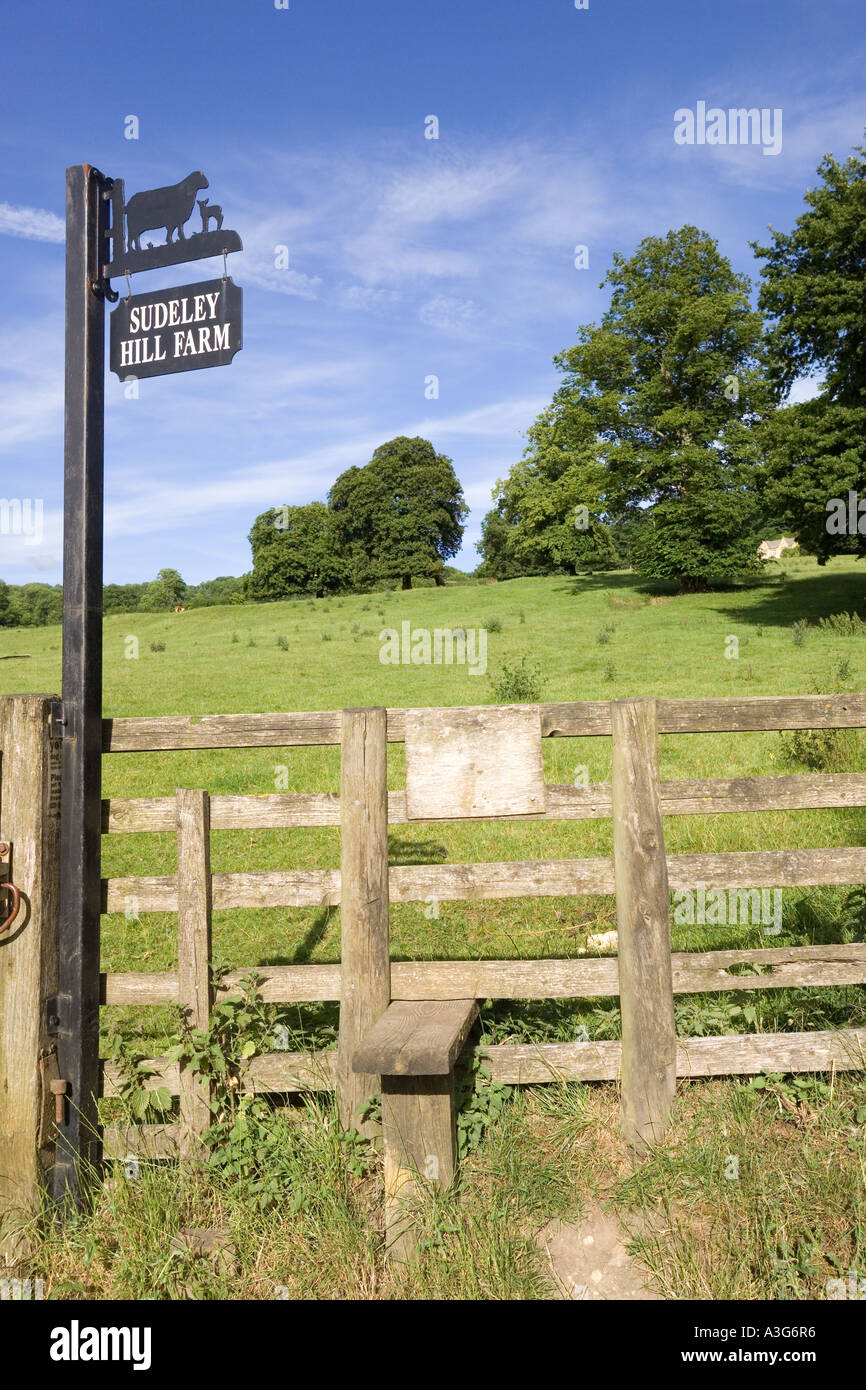 Stile en una acera pública al lado de Sudeley Hill Farm en Cotswolds Gloucestershire Winchcombe cercano Foto de stock