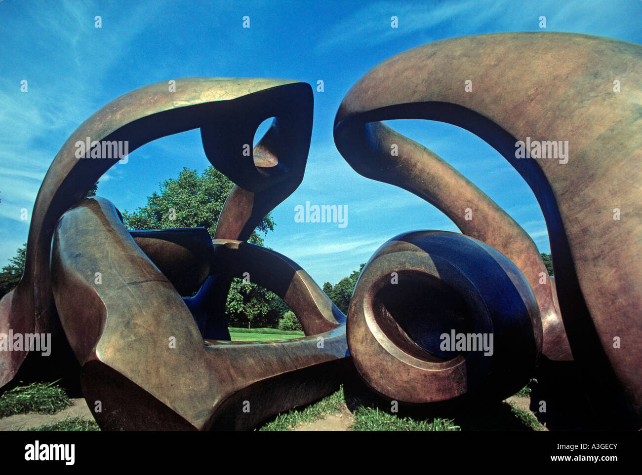 HILL arcos uno de varias esculturas de Henry Moore formando una exposición abierta por el serpentín Foto de stock