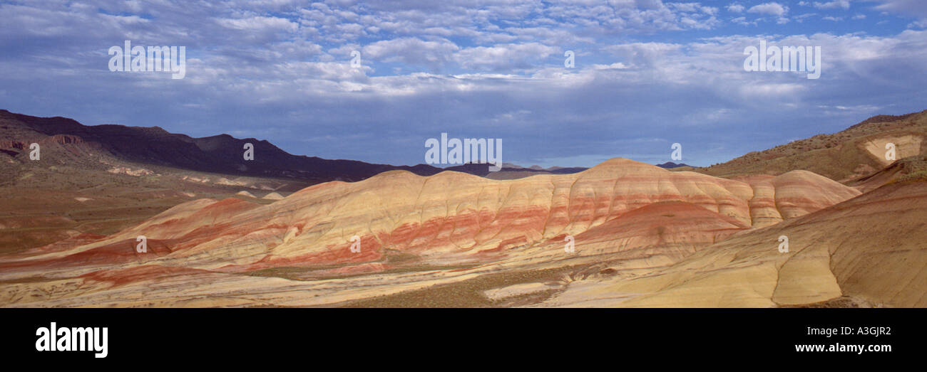 Cerros pintados John Día yacimientos fósiles Monumento Nacional de Oregon Oriental usa colores cambian con el tiempo, el clima y la humedad del día Foto de stock