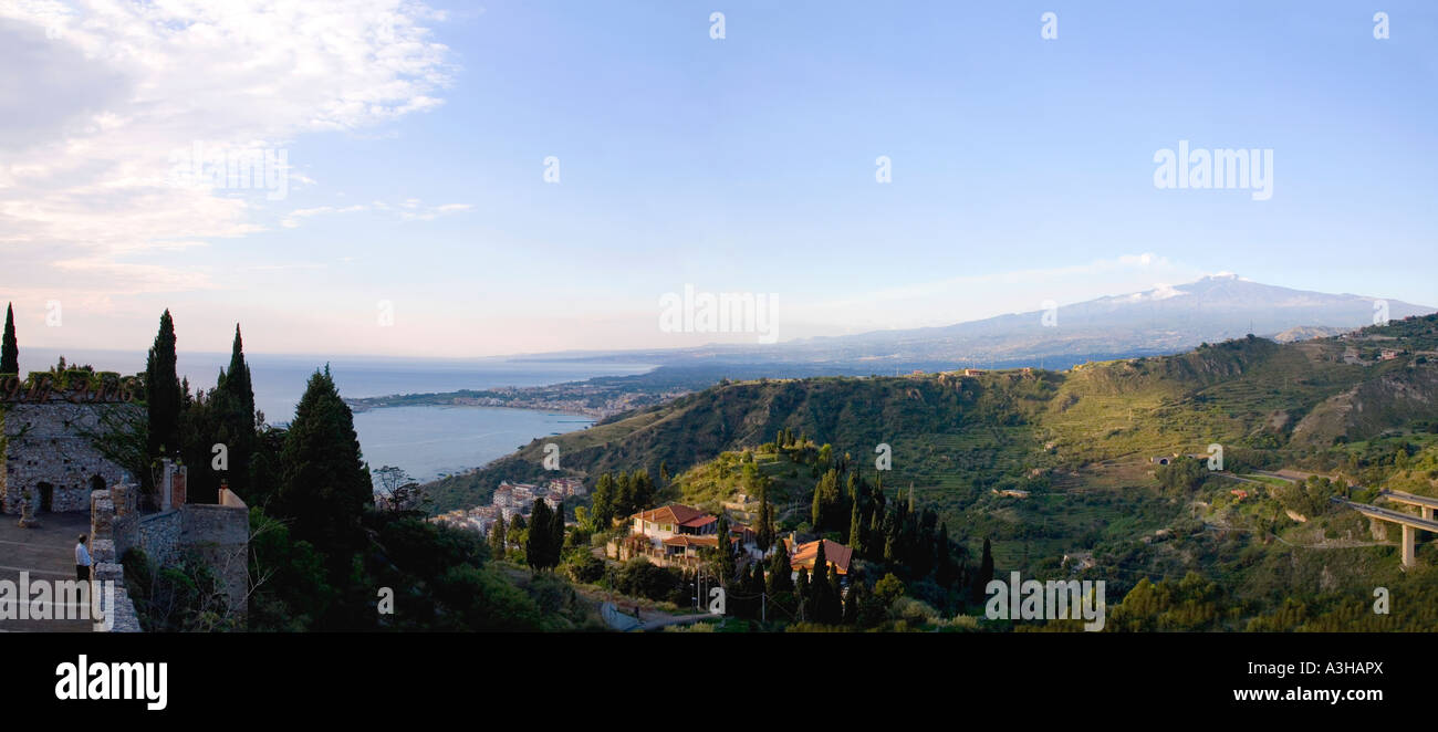 Vista panorámica de Taormina, mirando al Monte Monte Etna en verano Sicilia Italia Europa UE Foto de stock