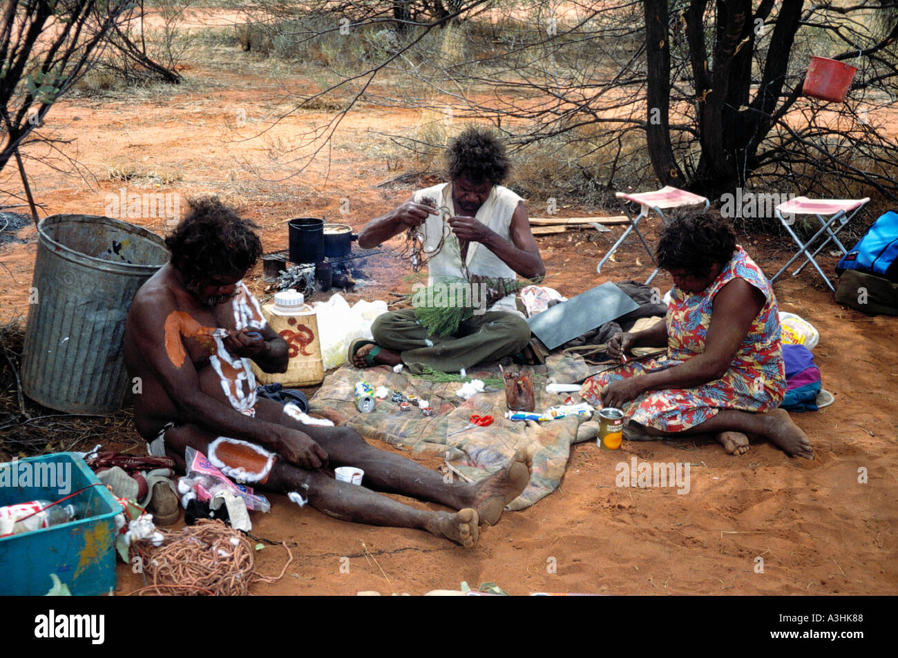 Los aborígenes applaying colores para la ceremonia espiritual Estado del territorio del norte de Australia sólo para uso editorial Foto de stock