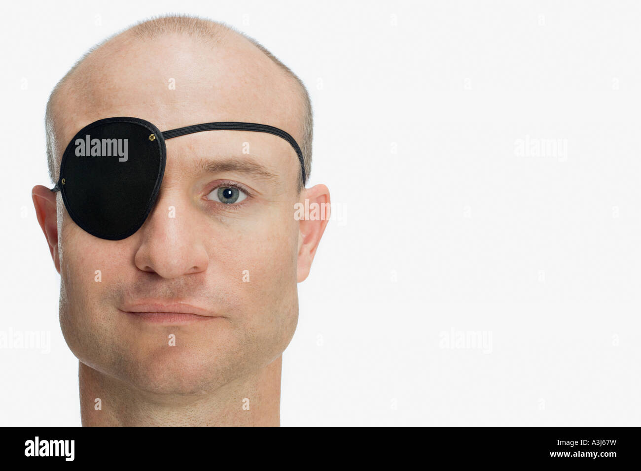Hombre con parche en el ojo Imágenes recortadas de stock - Alamy