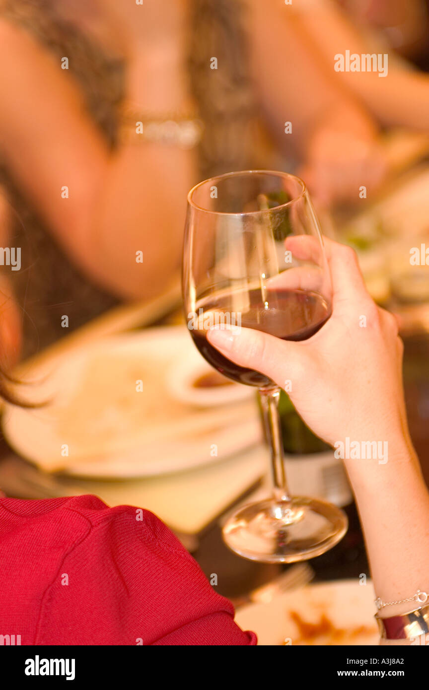 Chica de la mano con copa de vino Fotografía de stock - Alamy