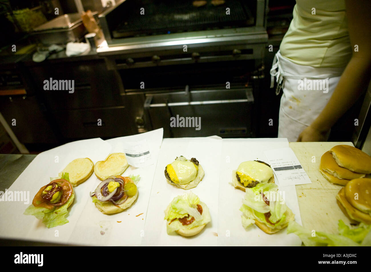 Preparar una hamburguesa en Burger restaurant conjunta en el Parker Meridien Hotel New York Foto de stock