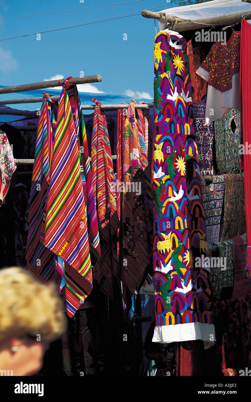 Ponchos y frazadas de lana en el mercado de la ciudad de Chichicastenango  Guatemala Fotografía de stock - Alamy