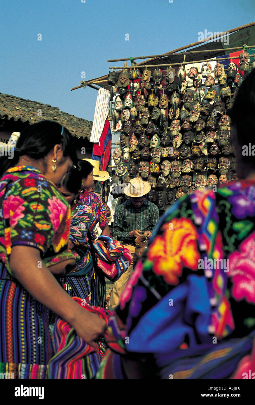 Calado de máscara en el mercado de la ciudad de Chichicastenango Guatemala Foto de stock